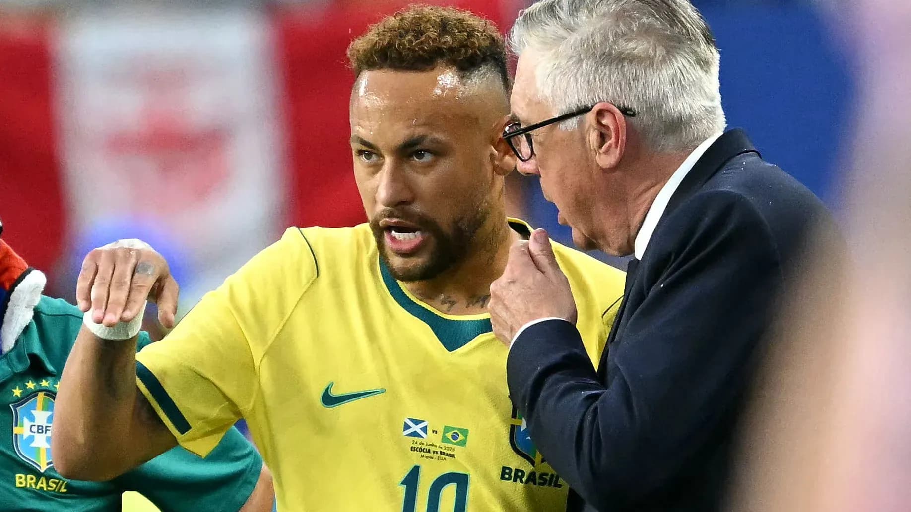 Neymar conversando con el entrenador durante el partido Neymar conversando con el entrenador durante el partido