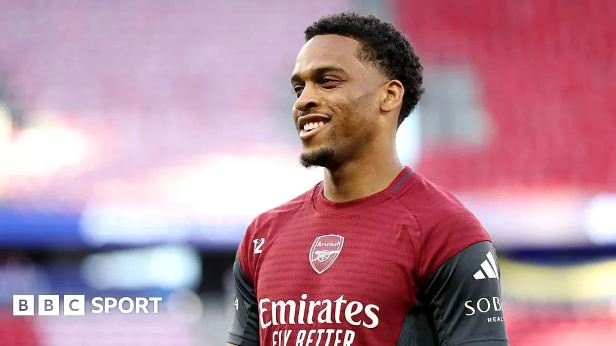 Jugador de Arsenal sonriendo durante el calentamiento Jugador de Arsenal sonriendo durante el calentamiento