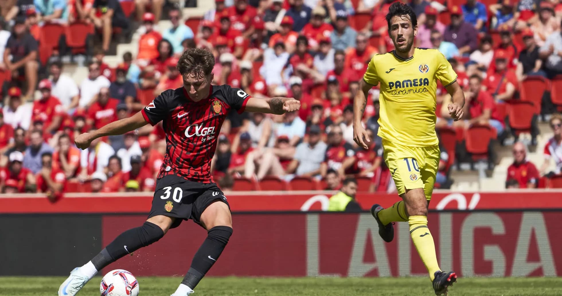 Jugador de Mallorca en acción contra Villarreal Jugador de Mallorca en acción contra Villarreal