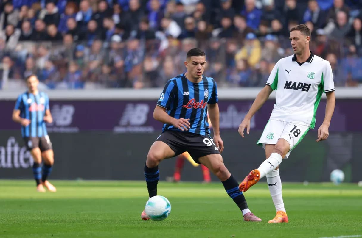 Jugadores de Atalanta y Sassuolo en acción Jugadores de Atalanta y Sassuolo en acción