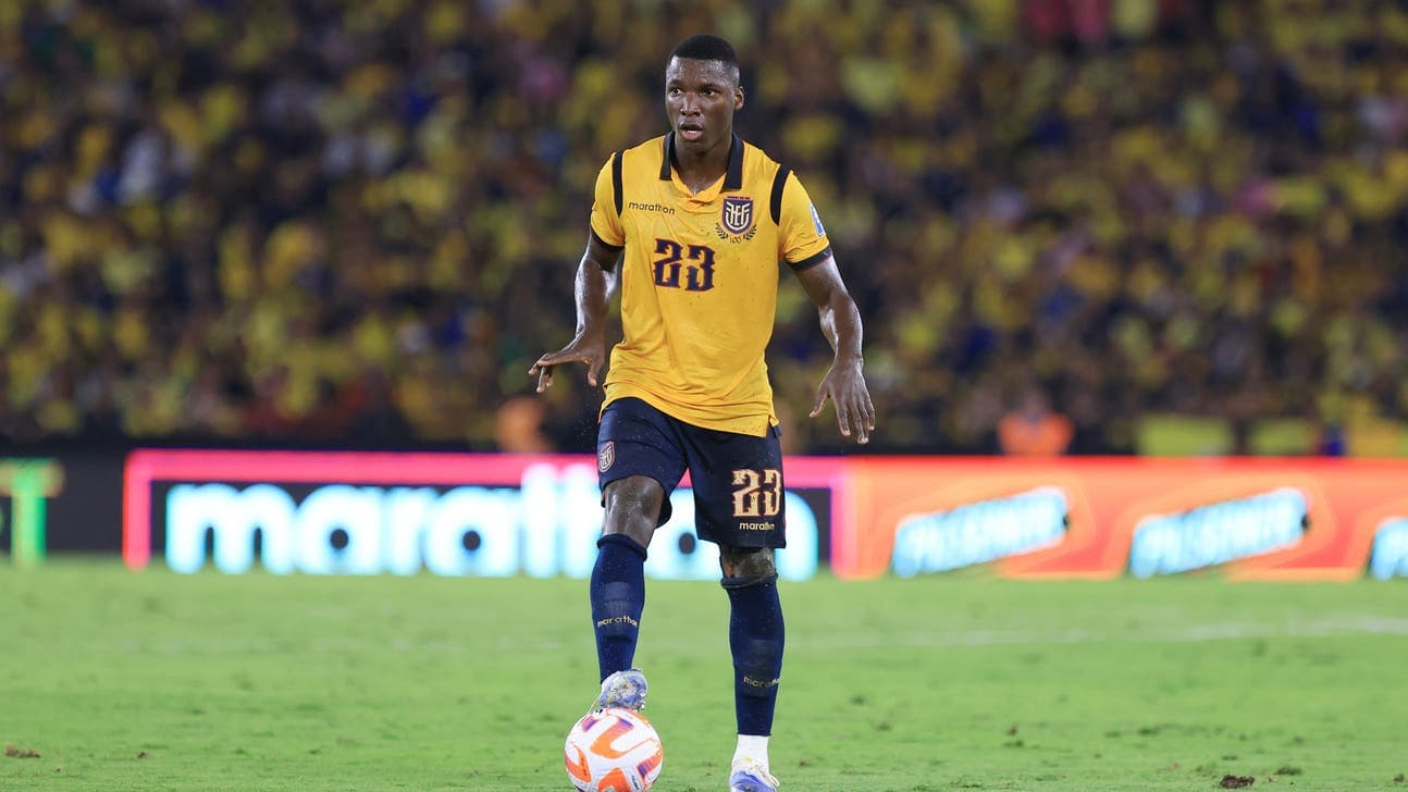 Jugador ecuatoriano con balón en el campo Jugador ecuatoriano con balón en el campo