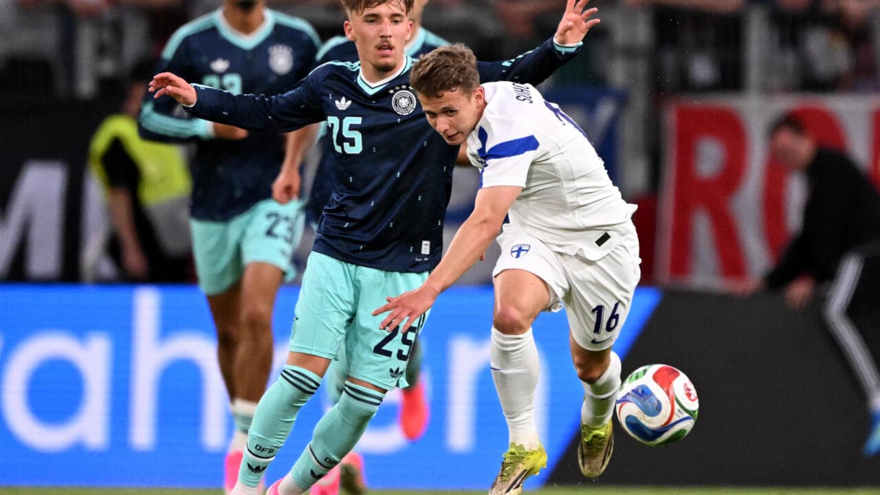 Jugadores de Alemania y Finlandia luchando por el balón Jugadores de Alemania y Finlandia luchando por el balón