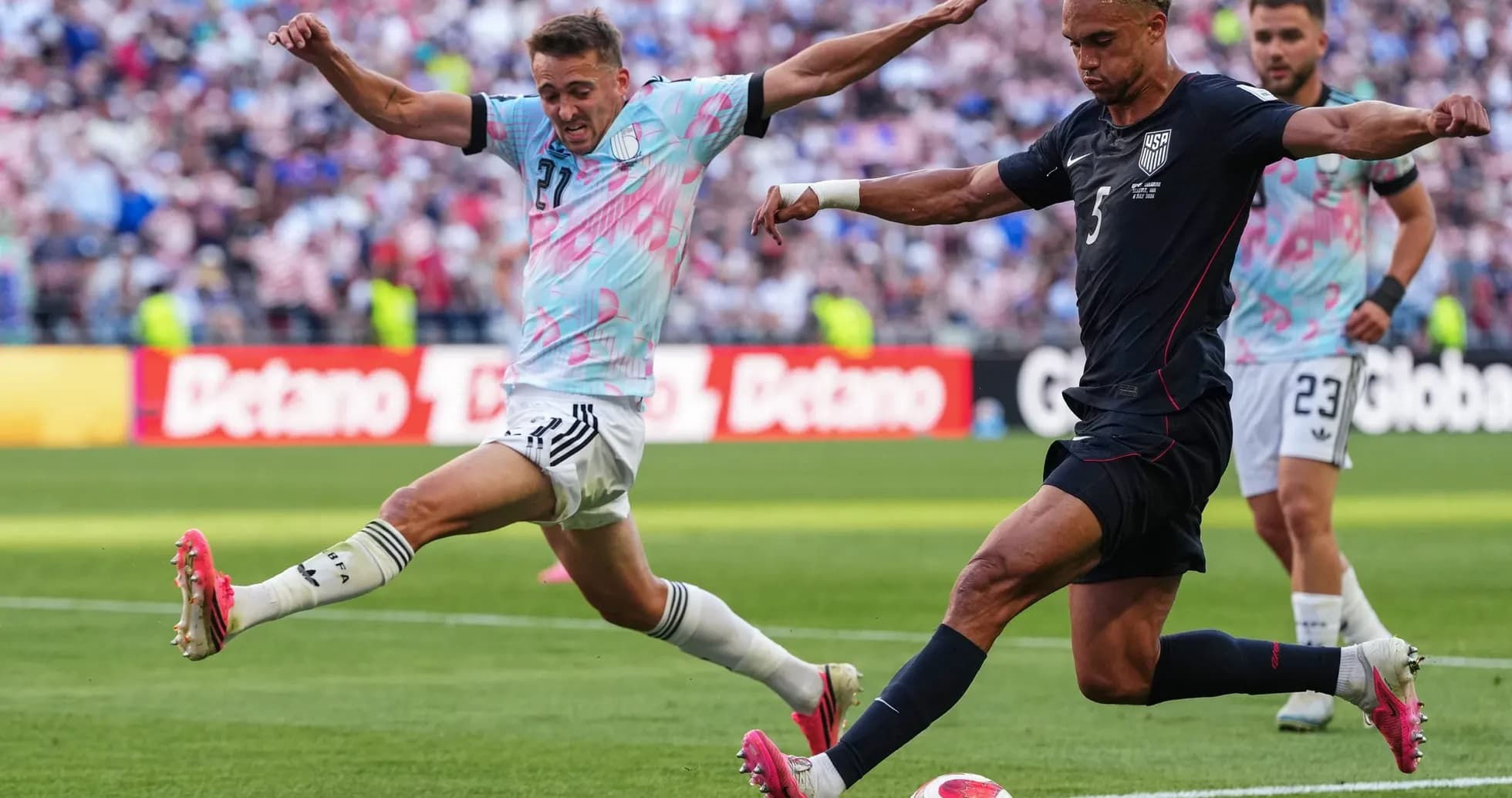 Jugador de Estados Unidos chutando el balón Jugador de Estados Unidos chutando el balón