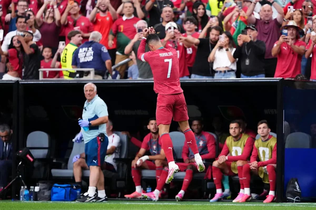 Cristiano Ronaldo celebrando frente a la afición Cristiano Ronaldo celebrando frente a la afición