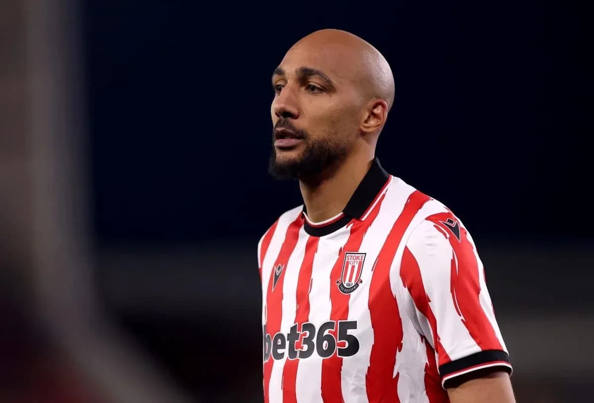 Jugador de Stoke City en uniforme a rayas rojas Jugador de Stoke City en uniforme a rayas rojas