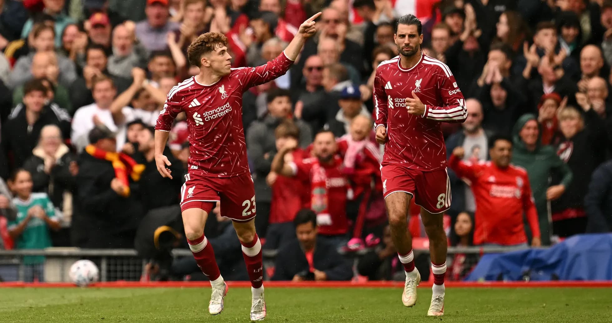 Jugadores de Liverpool celebrando un gol Jugadores de Liverpool celebrando un gol