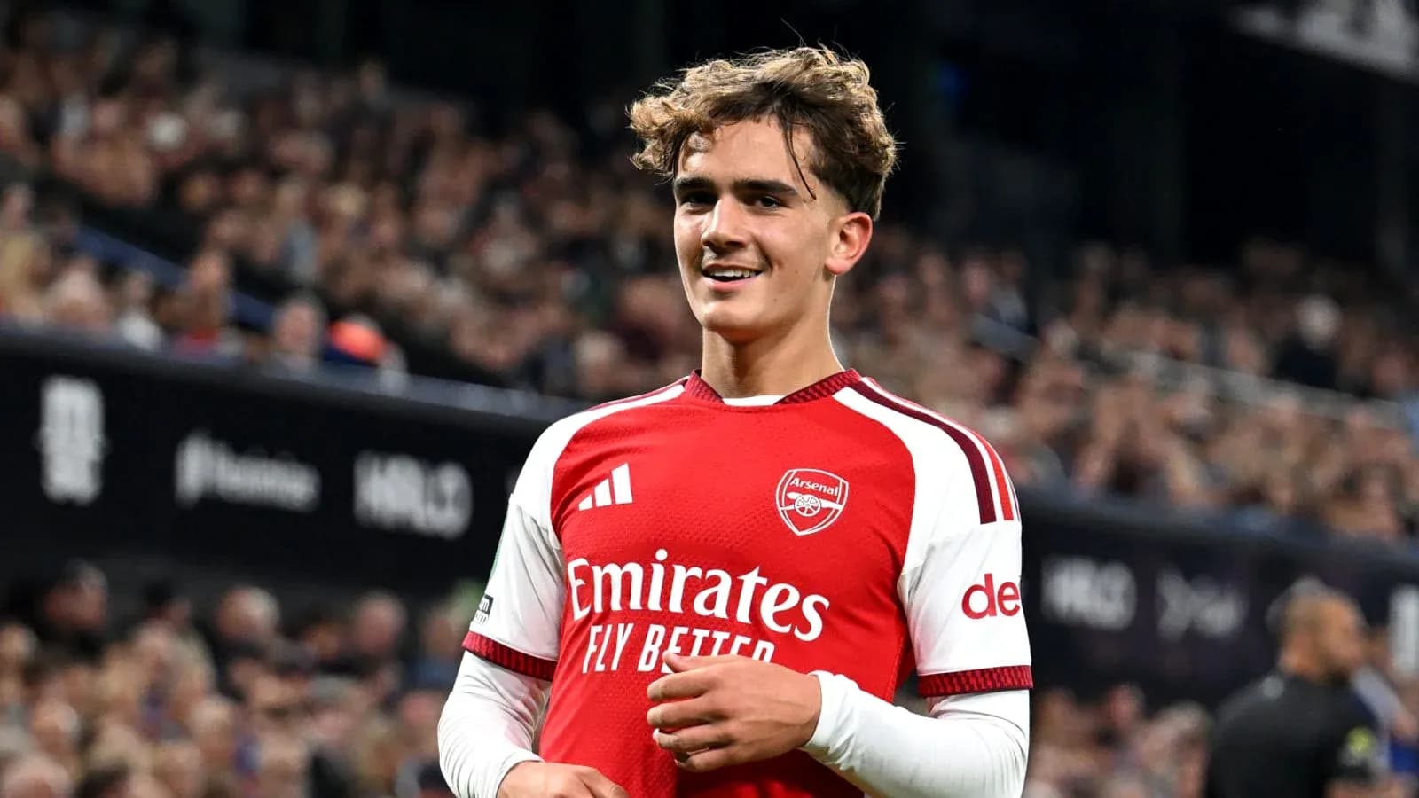 Jugador de Arsenal sonriendo en el campo Jugador de Arsenal sonriendo en el campo