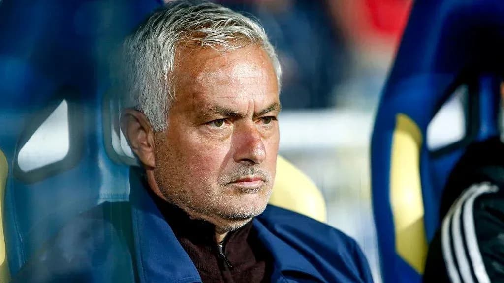 Entrenador en el banquillo durante el partido Entrenador en el banquillo durante el partido