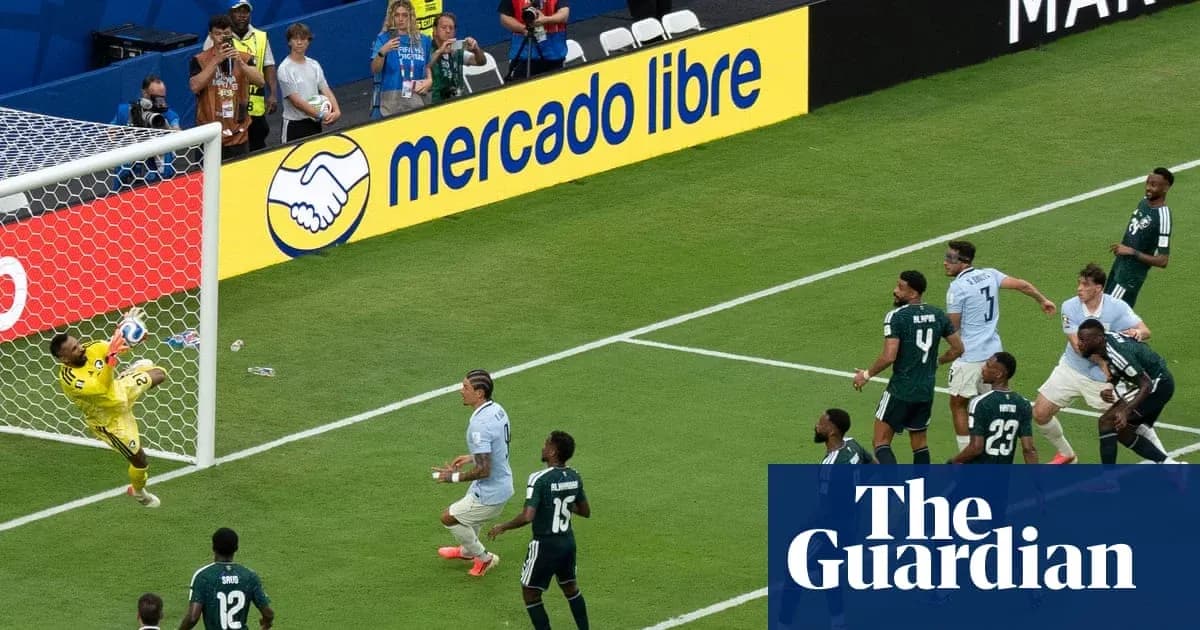 Portero atrapando un balón en un partido de fútbol Portero atrapando un balón en un partido de fútbol