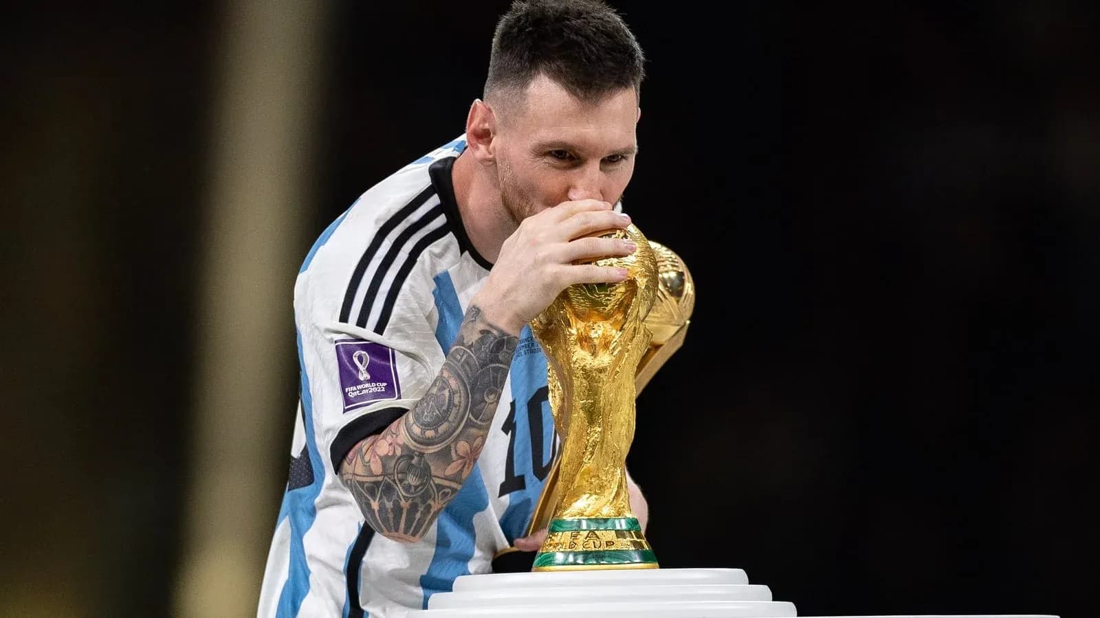Jugador besando la Copa Mundial de la FIFA Jugador besando la Copa Mundial de la FIFA