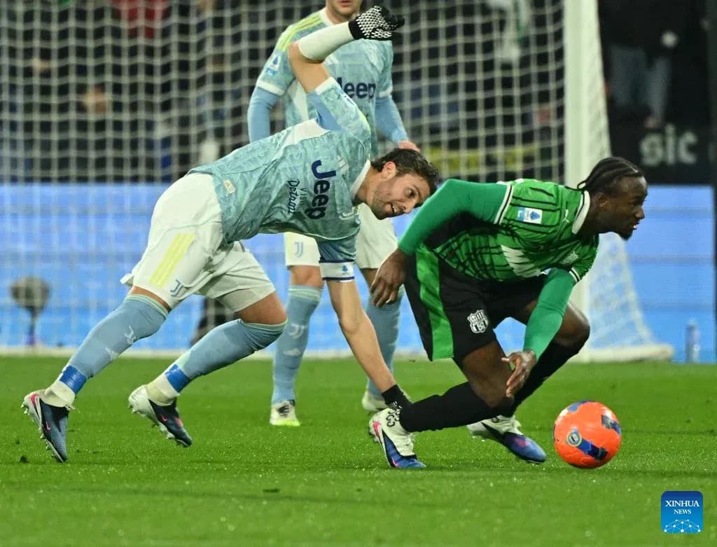 Jugador de Sassuolo desafiando a jugador de Juventus Jugador de Sassuolo desafiando a jugador de Juventus