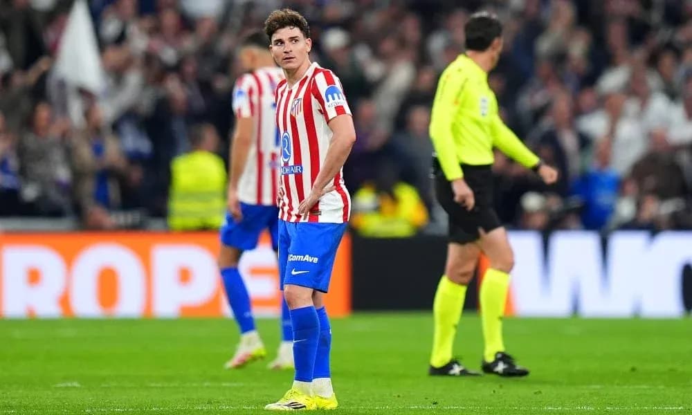 Jugador de Atlético de Madrid en el campo de juego Jugador de Atlético de Madrid en el campo de juego