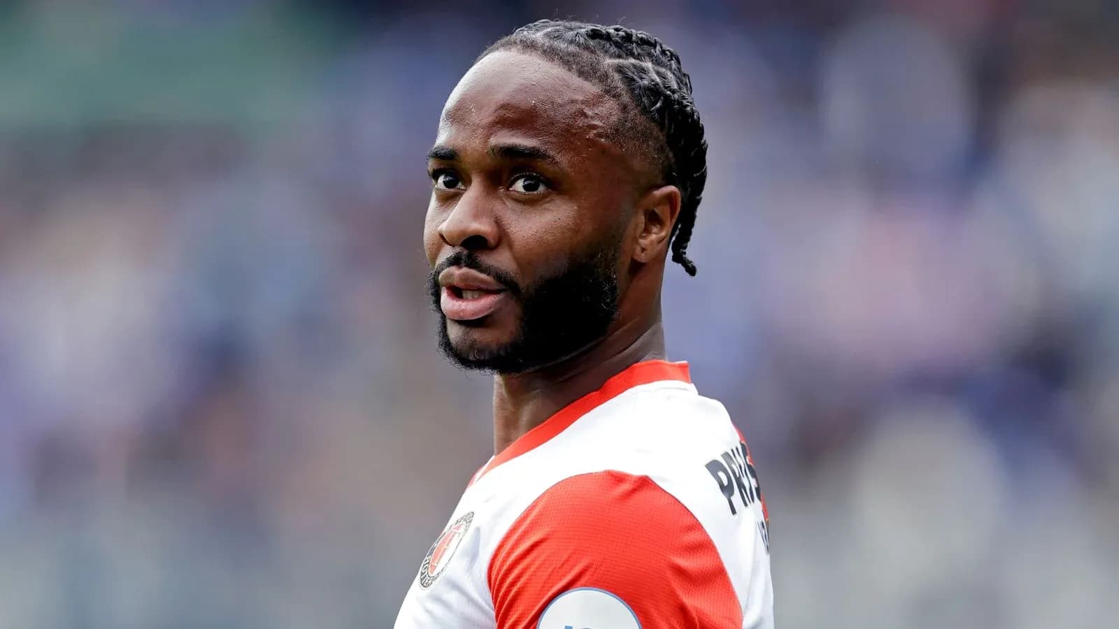 Jugador con camiseta de Feyenoord mirando hacia un lado Jugador con camiseta de Feyenoord mirando hacia un lado