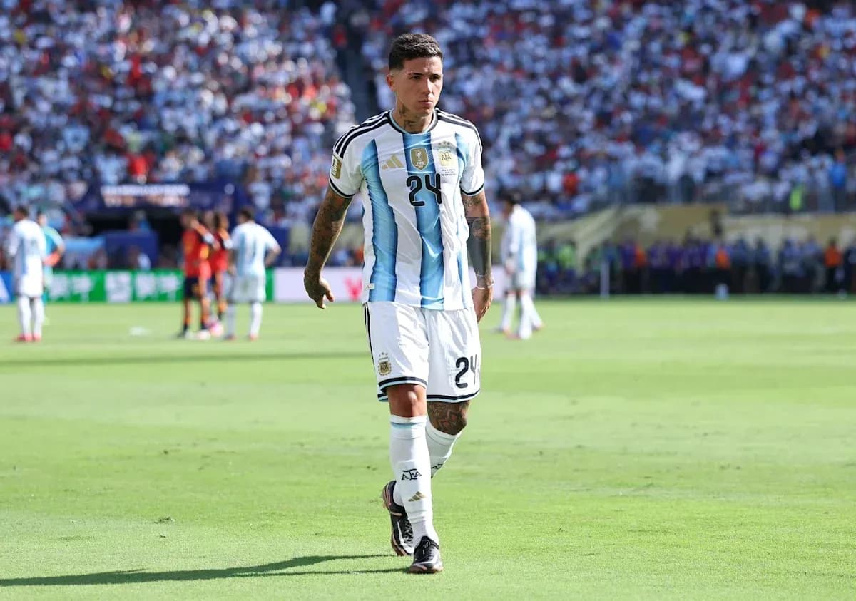 Jugador de Argentina caminando en el campo de fútbol Jugador de Argentina caminando en el campo de fútbol