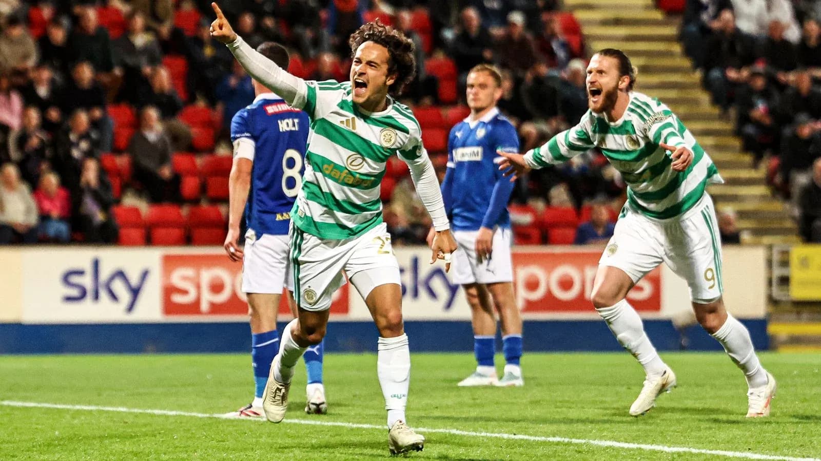 Jugador de Celtic celebrando un gol con compañeros Jugador de Celtic celebrando un gol con compañeros