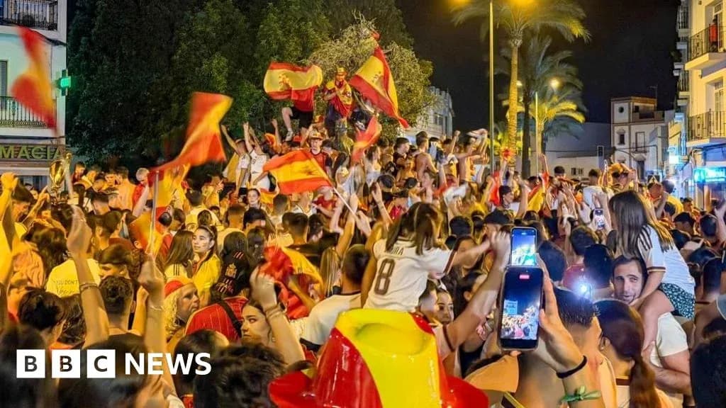 Celebración masiva con banderas de España en la calle Celebración masiva con banderas de España en la calle