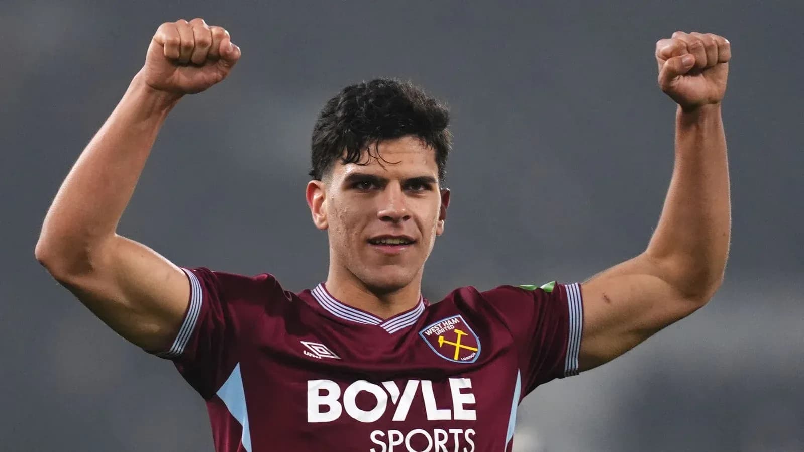 Jugador de West Ham celebrando con los brazos levantados Jugador de West Ham celebrando con los brazos levantados