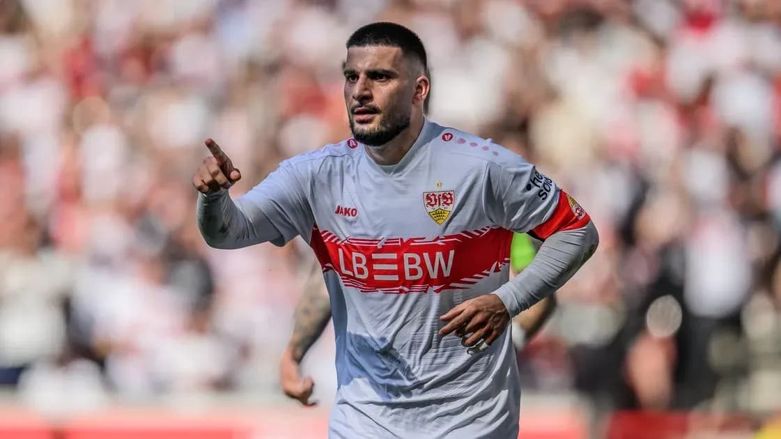 Jugador de fútbol señalando durante un partido Jugador de fútbol señalando durante un partido