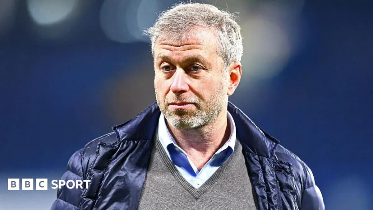 Hombre con chaqueta observando un evento deportivo Hombre con chaqueta observando un evento deportivo