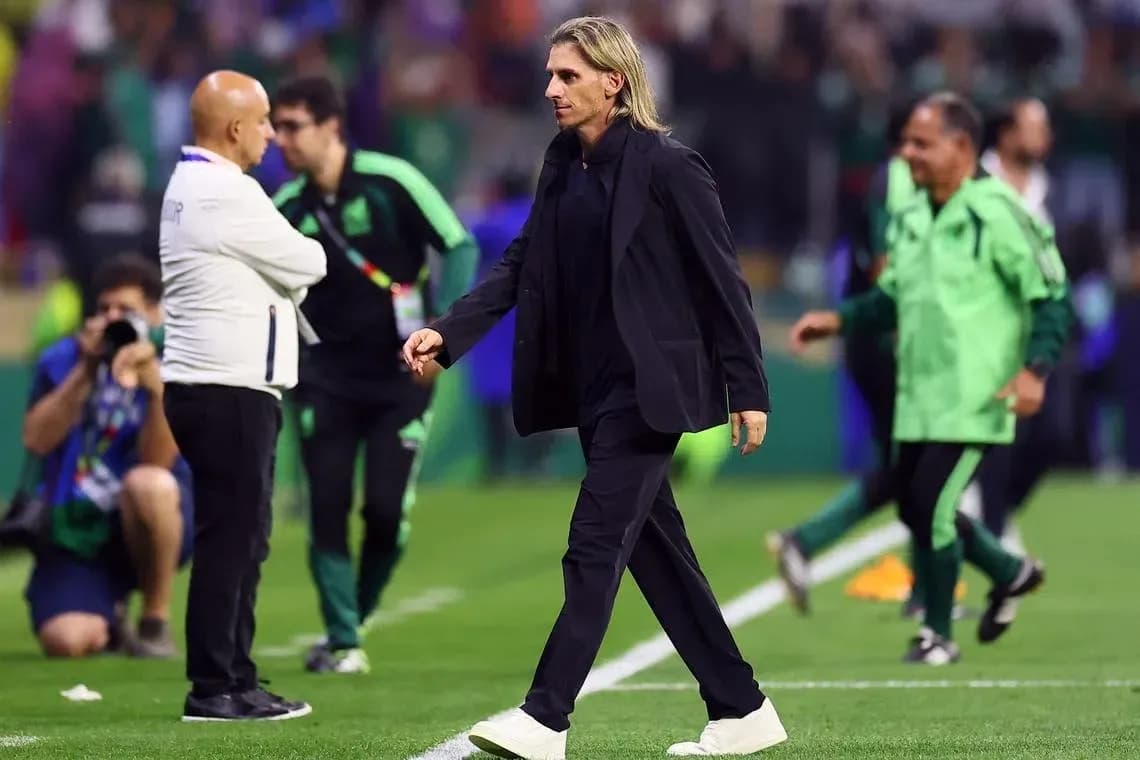 Entrenador caminando por el campo después del partido Entrenador caminando por el campo después del partido