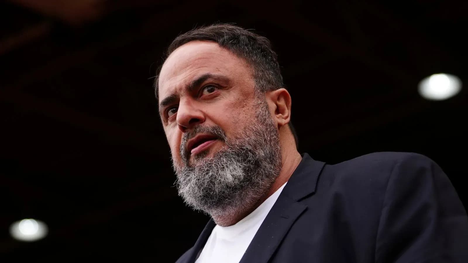 Hombre con barba hablando en un evento deportivo Hombre con barba hablando en un evento deportivo