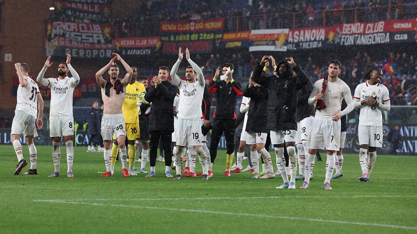 Jugadores del AC Milan celebrando con los aficionados Jugadores del AC Milan celebrando con los aficionados