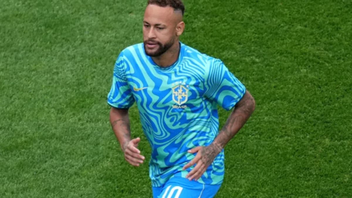 Jugador de Brasil entrenando en el campo de fútbol Jugador de Brasil entrenando en el campo de fútbol