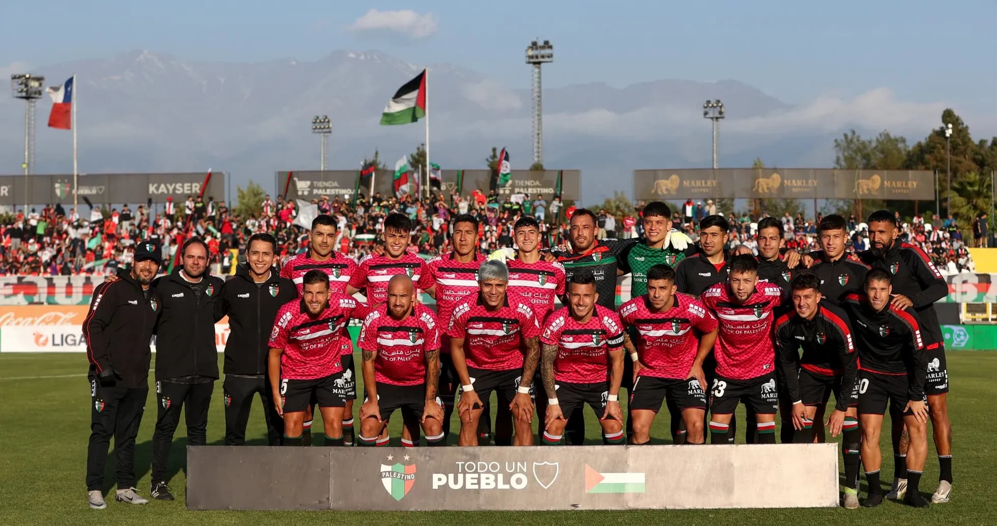 Plantel de Palestino posando en el estadio Plantel de Palestino posando en el estadio