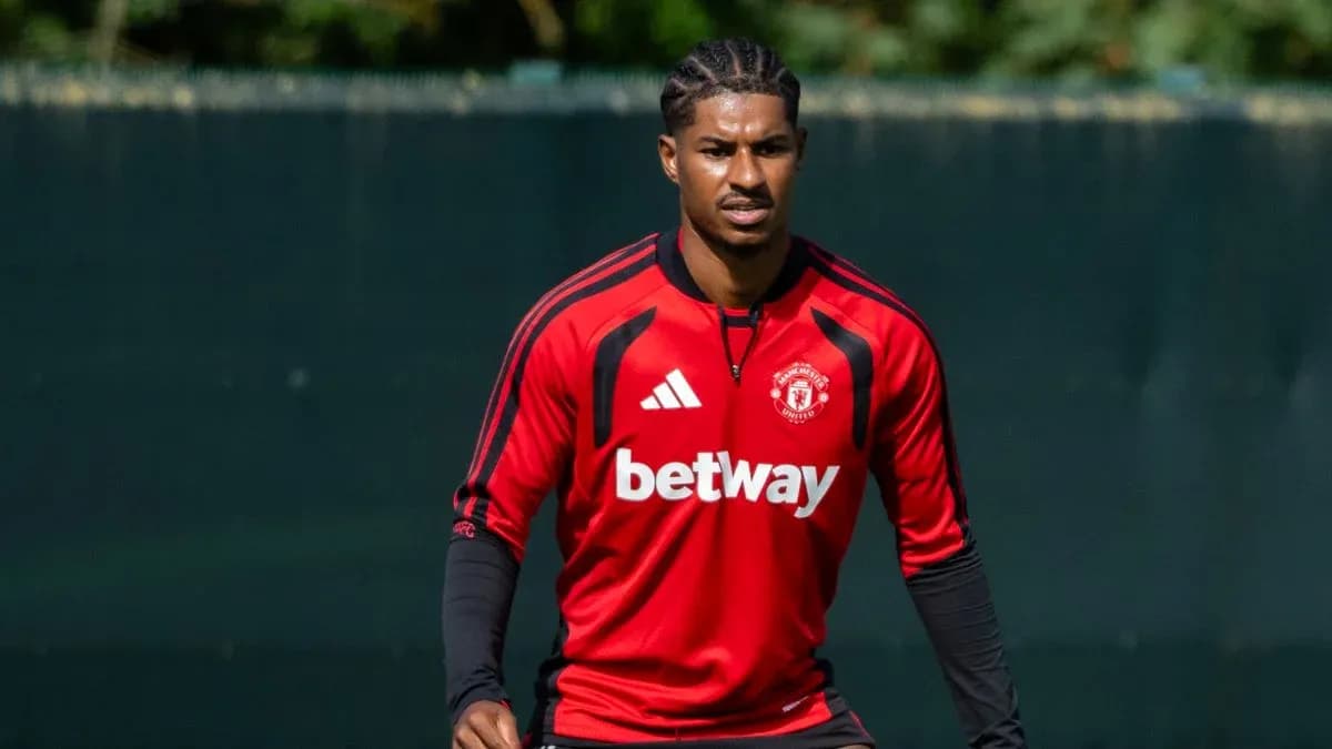 Jugador de Manchester United entrenando en el campo Jugador de Manchester United entrenando en el campo