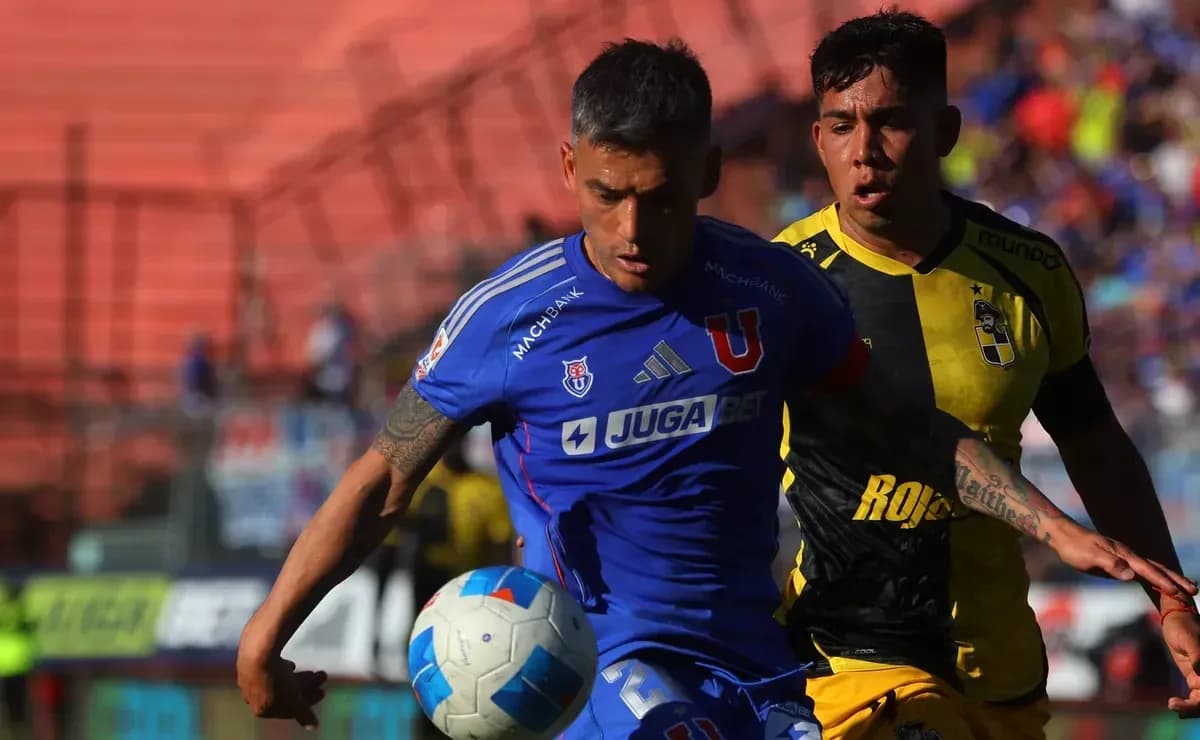 Jugador de Universidad de Chile controla el balón Jugador de Universidad de Chile controla el balón