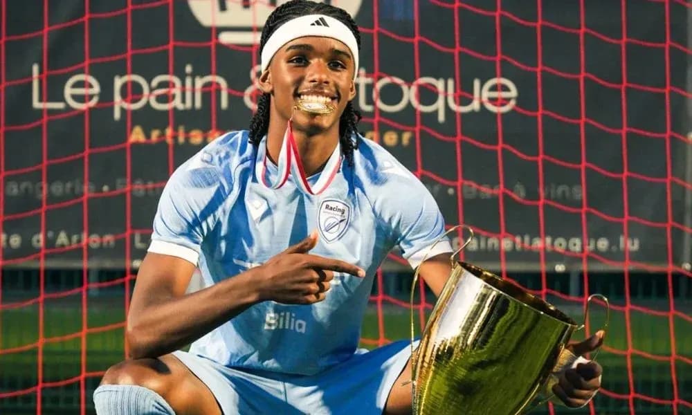 Jugador sosteniendo trofeo frente a la portería Jugador sosteniendo trofeo frente a la portería