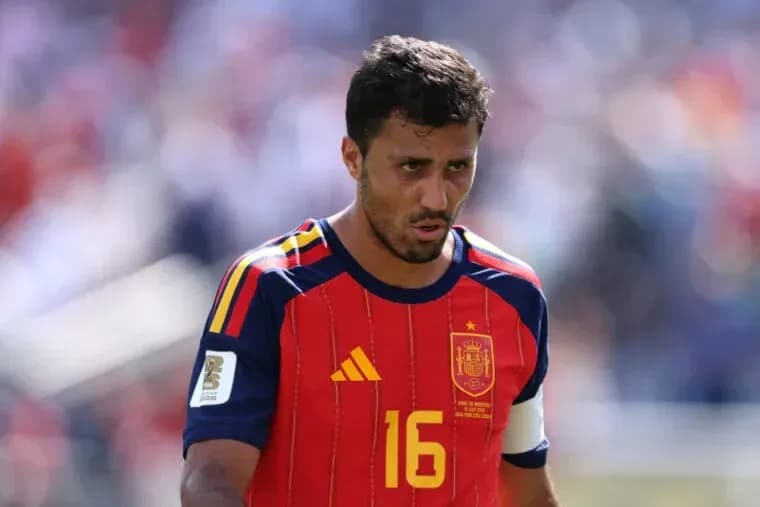 Jugador de España con camiseta roja en el campo Jugador de España con camiseta roja en el campo