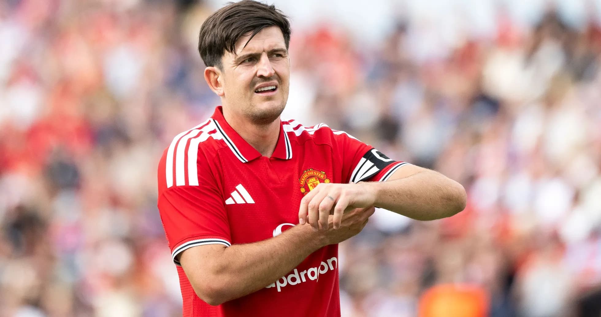 Jugador de Manchester United ajustándose la muñeca Jugador de Manchester United ajustándose la muñeca