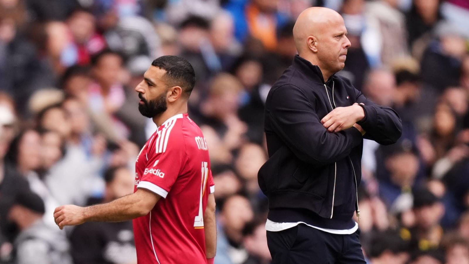 Jugador y entrenador en partido de fútbol Jugador y entrenador en partido de fútbol