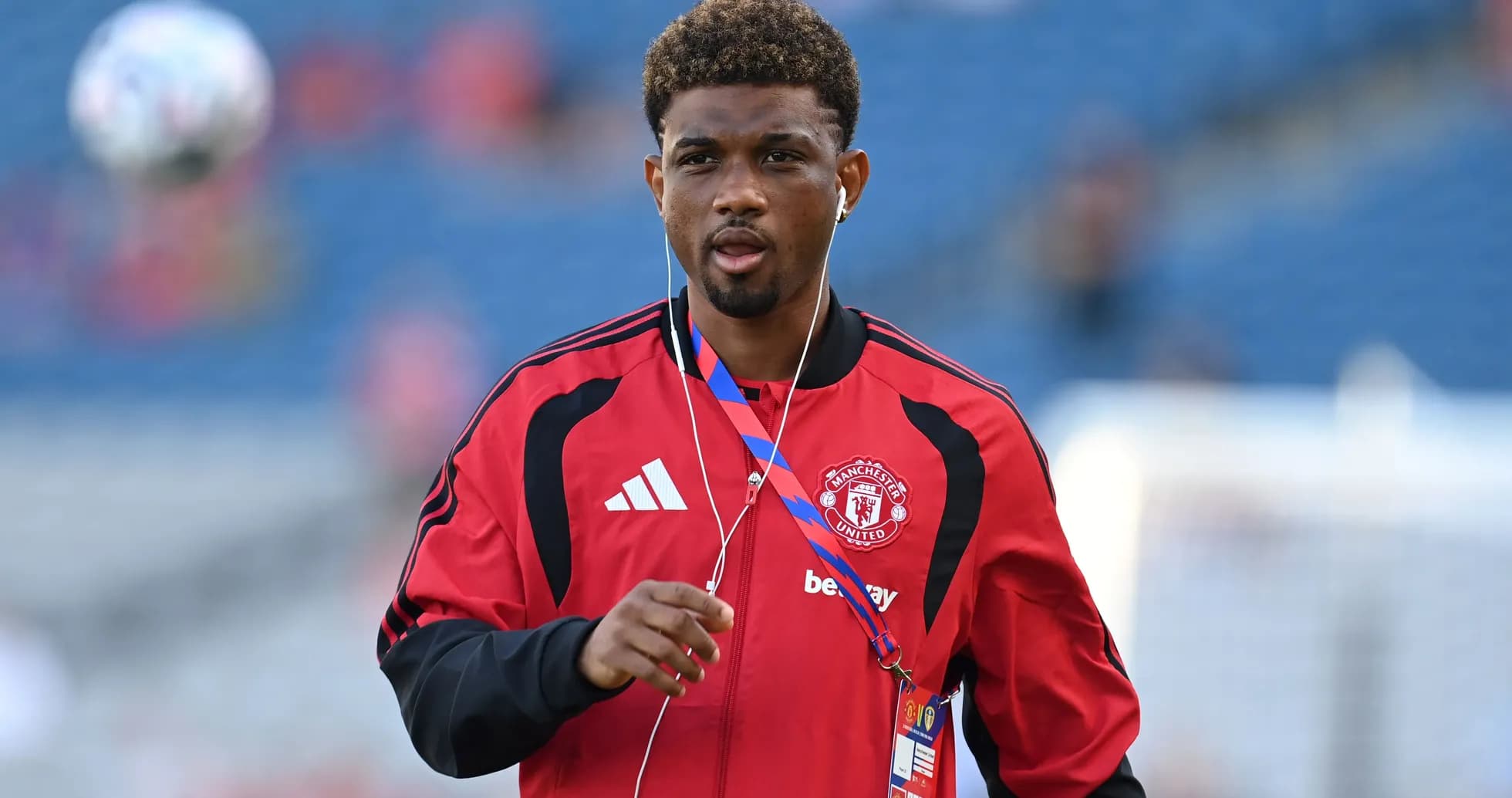 Jugador de Manchester United caminando con auriculares Jugador de Manchester United caminando con auriculares