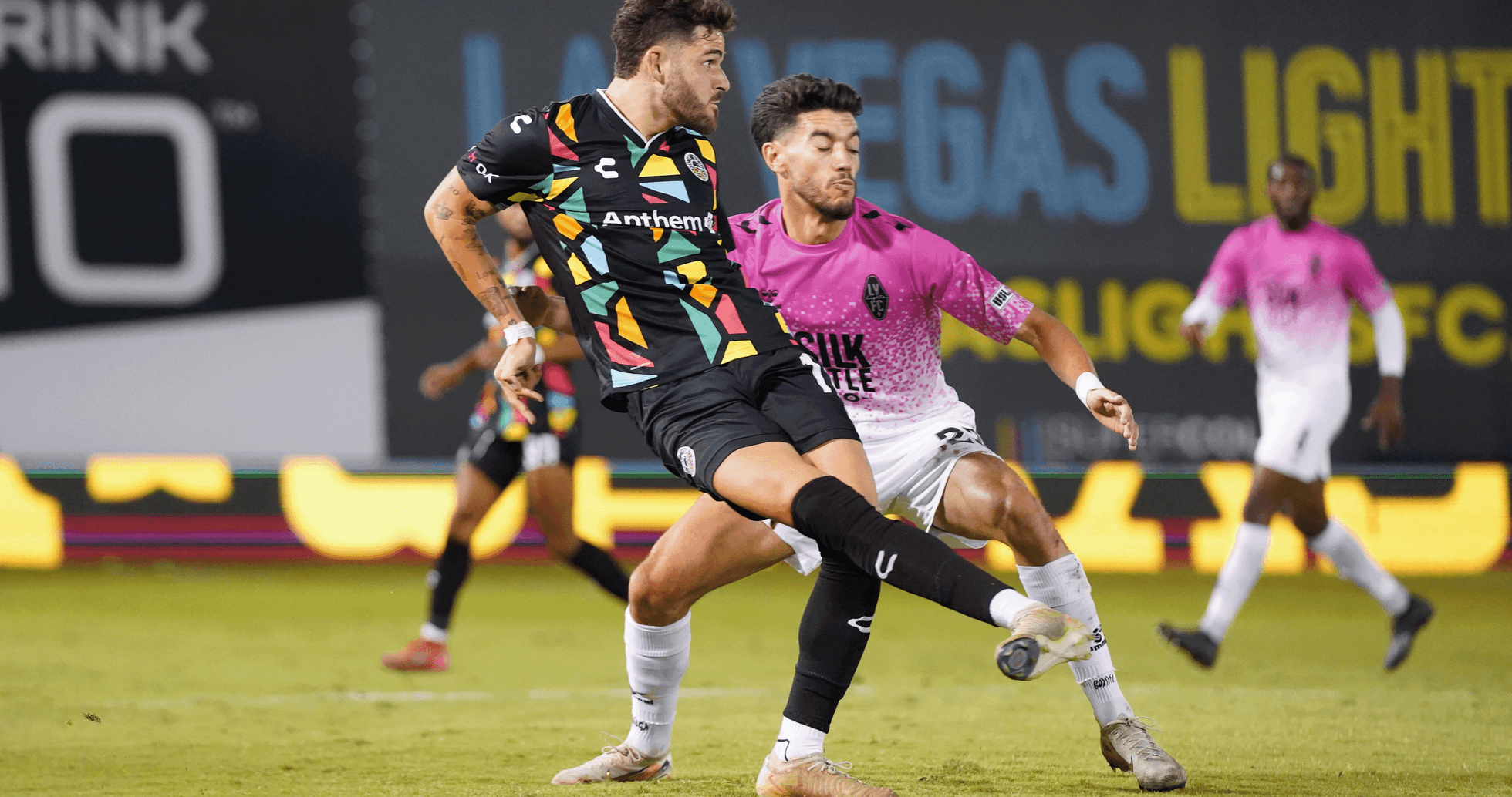 Dos jugadores compiten por el balón en el partido Dos jugadores compiten por el balón en el partido