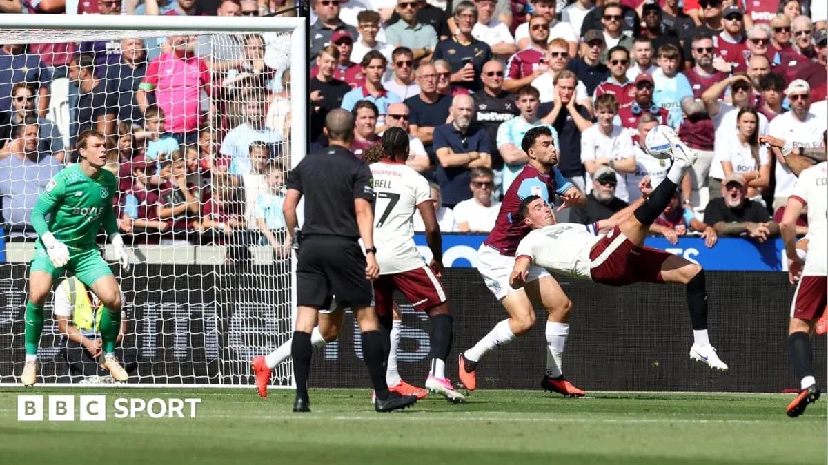 Jugador haciendo una chilena frente al portero Jugador haciendo una chilena frente al portero