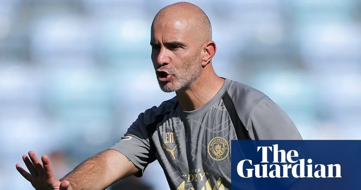 Entrenador dirigiendo a su equipo en entrenamiento Entrenador dirigiendo a su equipo en entrenamiento