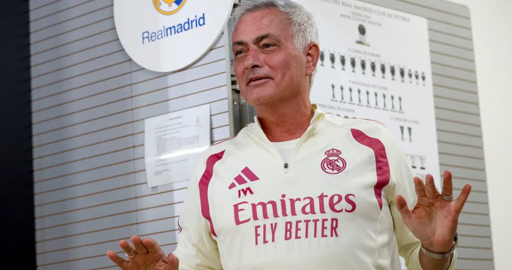 Entrenador hablando en instalaciones del Real Madrid Entrenador hablando en instalaciones del Real Madrid