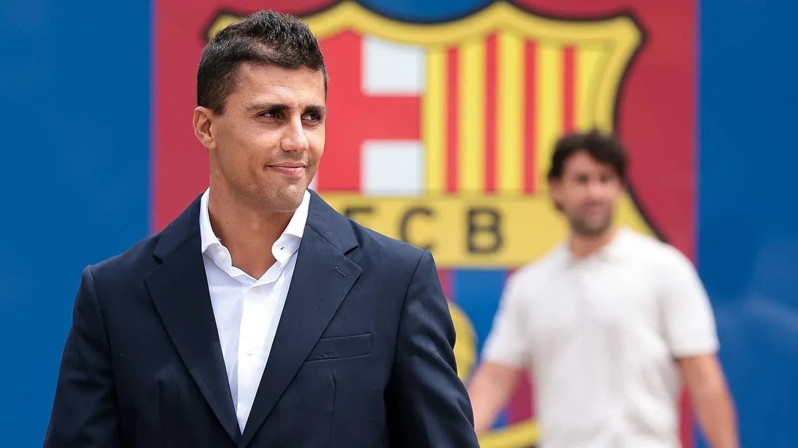 Jugador posando frente al logo del FC Barcelona Jugador posando frente al logo del FC Barcelona