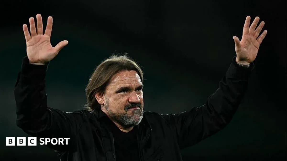 Entrenador saludando al público tras el partido Entrenador saludando al público tras el partido