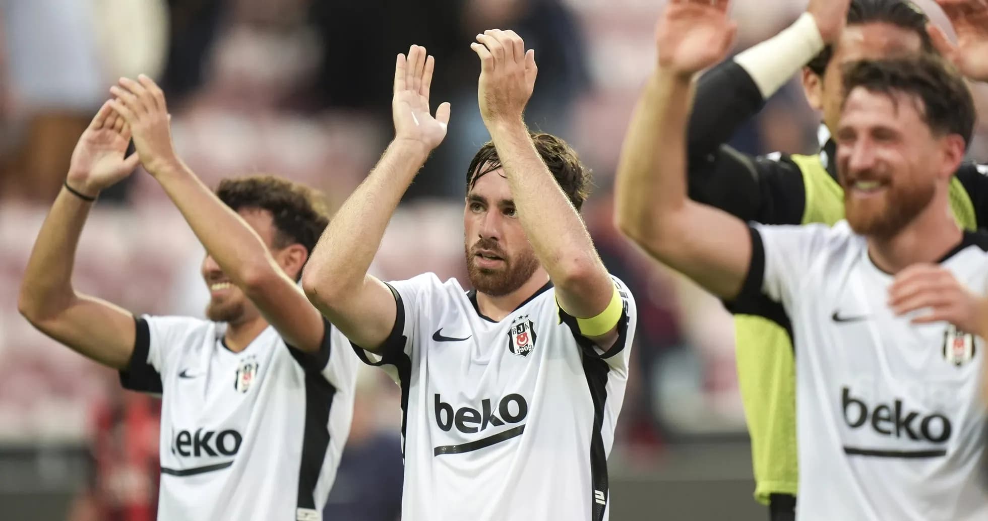 Jugadores de Beşiktaş aplaudiendo a la afición Jugadores de Beşiktaş aplaudiendo a la afición