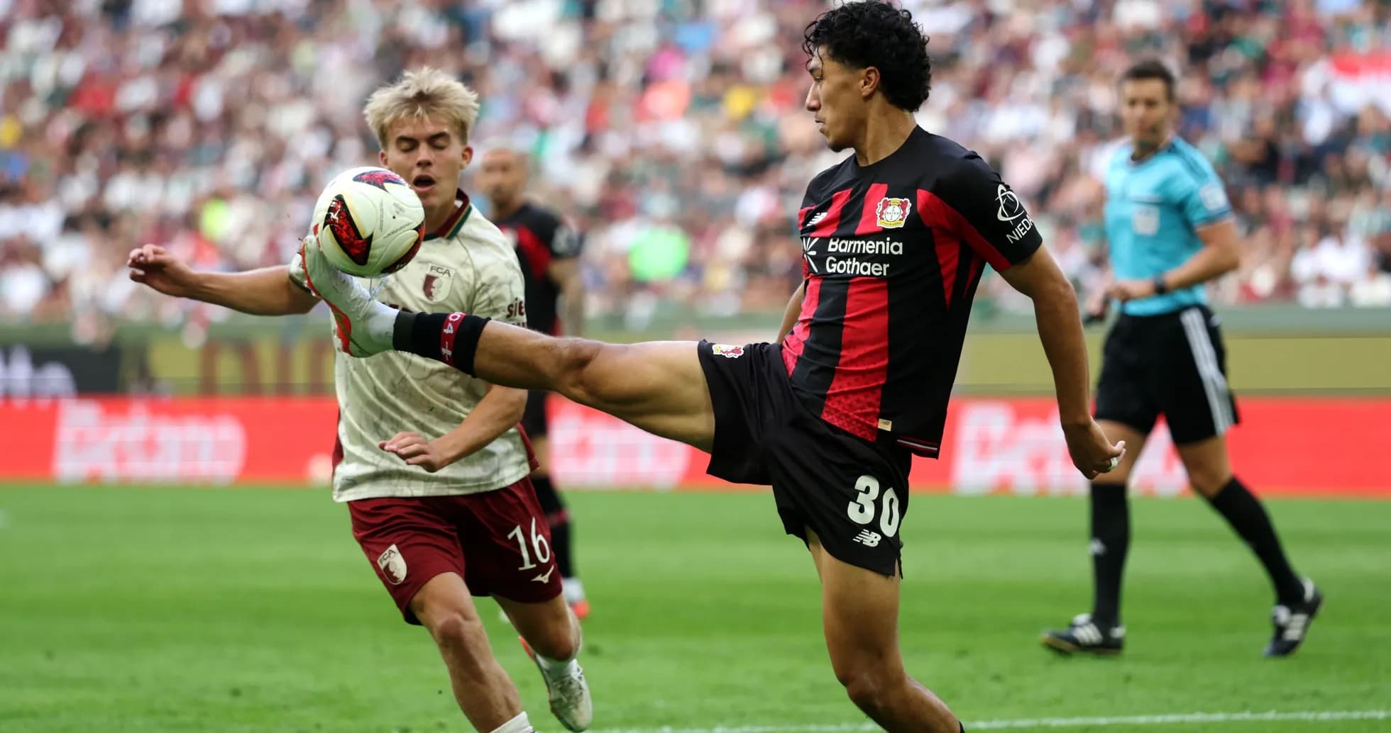 Jugador de Bayer 04 Leverkusen golpeando el balón Jugador de Bayer 04 Leverkusen golpeando el balón