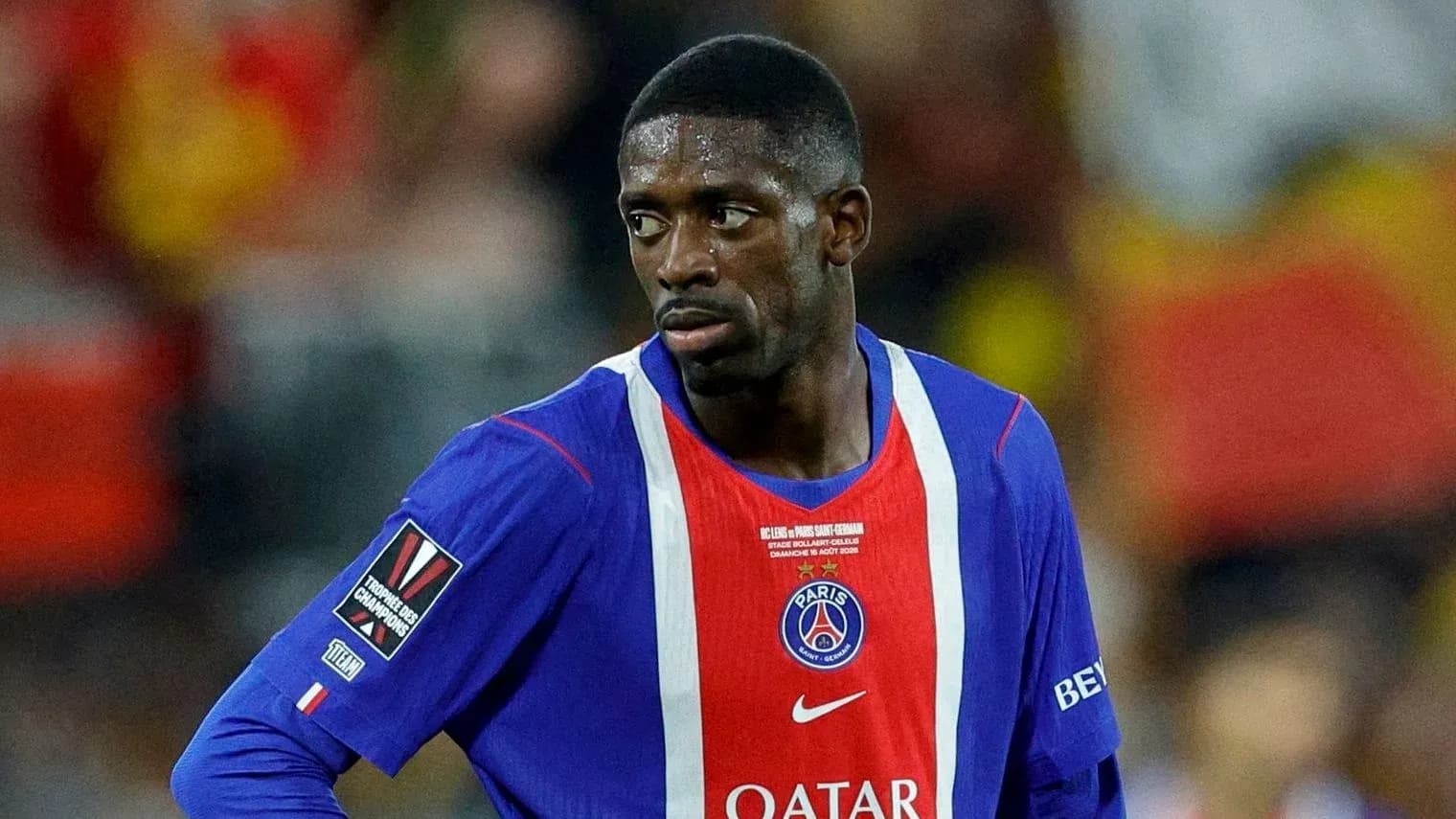 Jugador de PSG con camiseta en acción durante partido Jugador de PSG con camiseta en acción durante partido