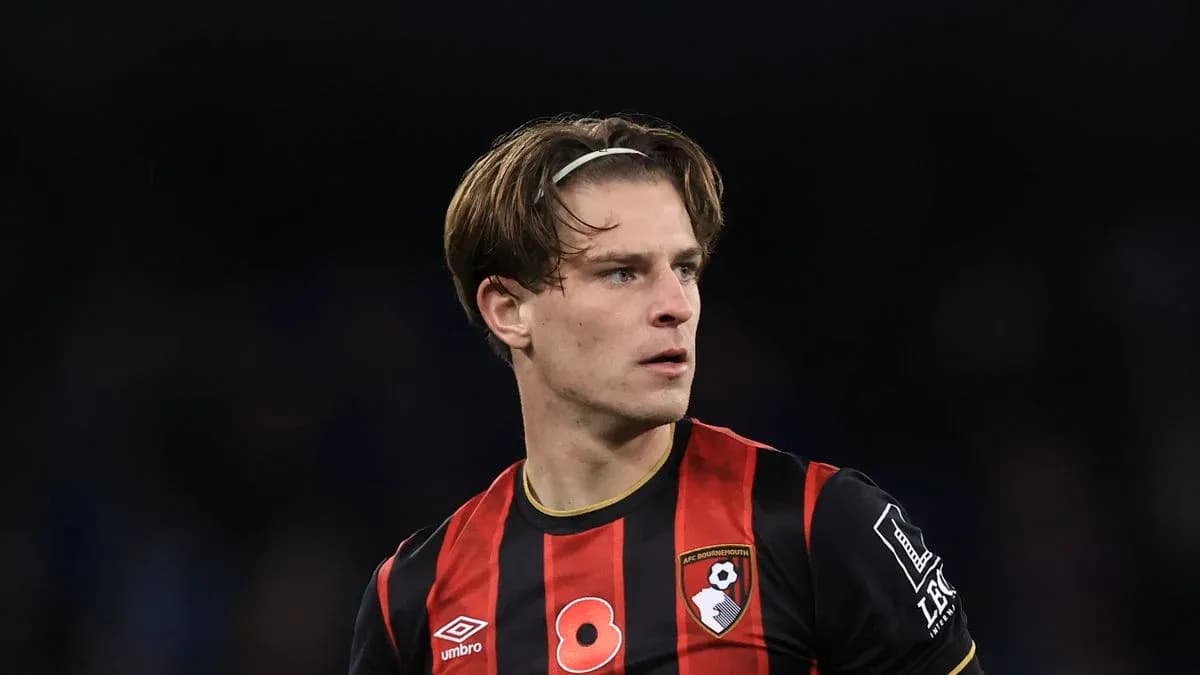 Jugador de Bournemouth en el campo durante el partido Jugador de Bournemouth en el campo durante el partido