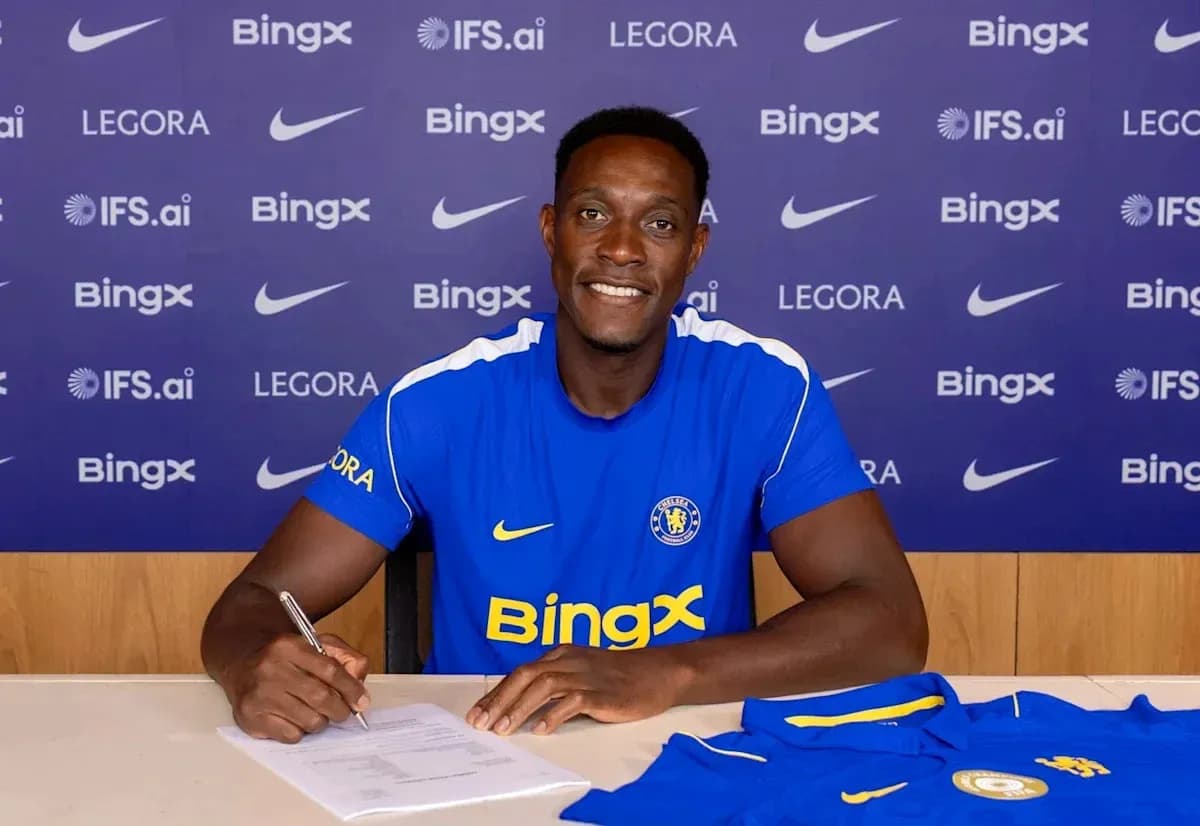 Jugador firmando contrato en presentación oficial Jugador firmando contrato en presentación oficial