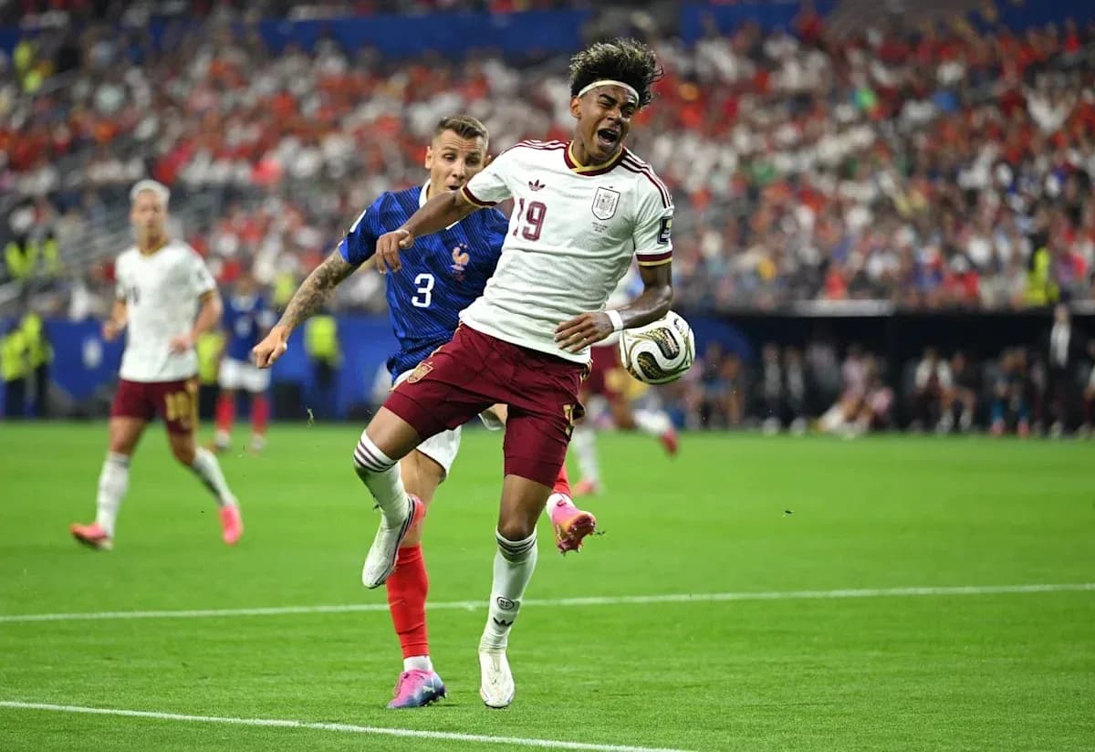 Jugador de España luchando por el balón contra Francia Jugador de España luchando por el balón contra Francia