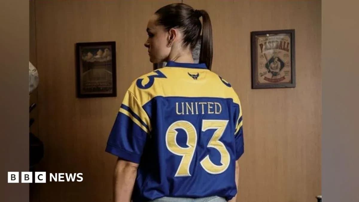 Persona de espaldas con camiseta de fútbol azul y amarilla Persona de espaldas con camiseta de fútbol azul y amarilla
