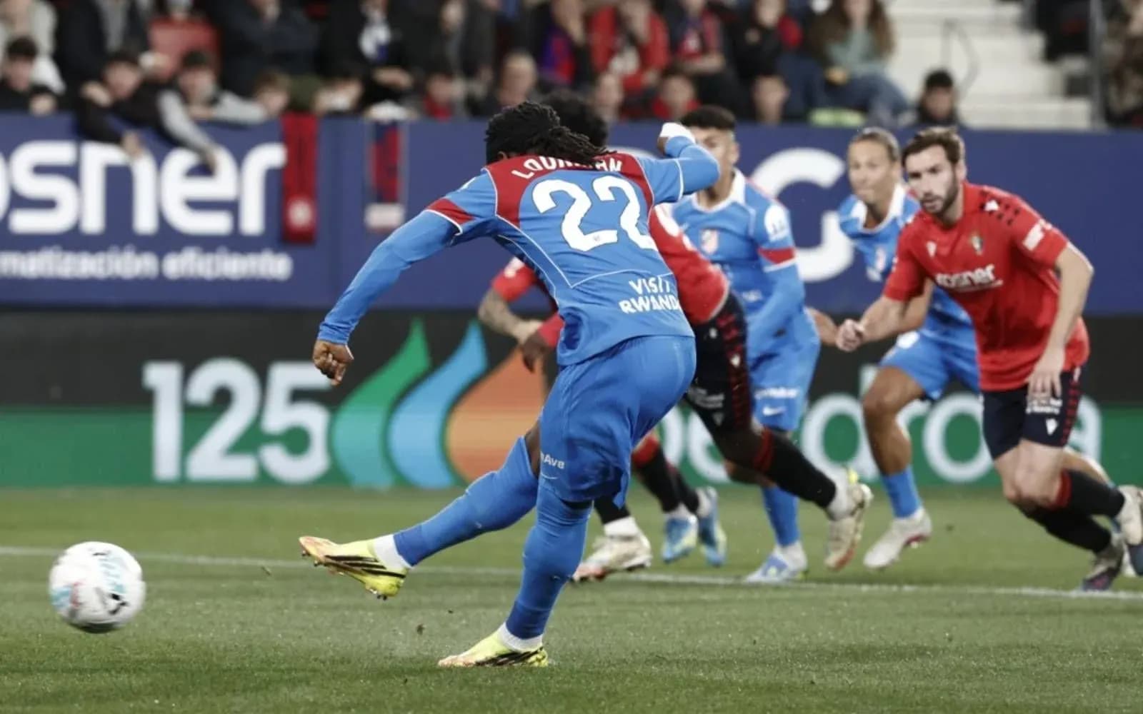 Jugador de Atlético Madrid lanzando un penalti Jugador de Atlético Madrid lanzando un penalti