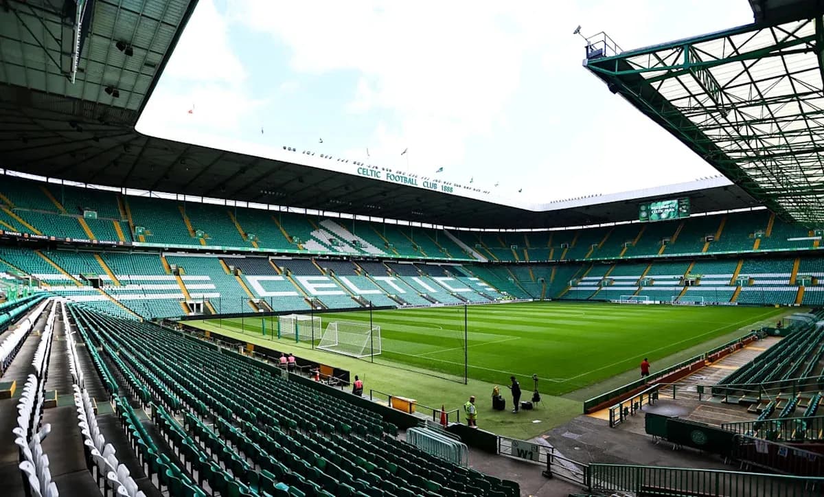 Estadio Celtic Park vacío con césped bien cuidado Estadio Celtic Park vacío con césped bien cuidado